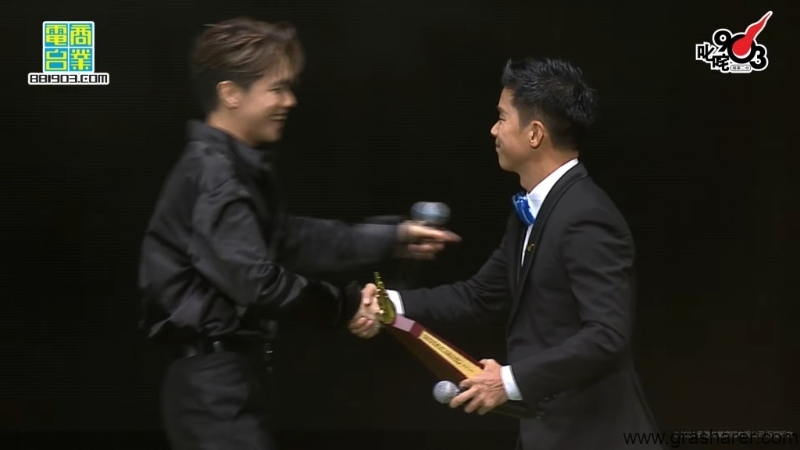 林海峰颁发“叱吒乐坛我最喜爱的男歌手”予得奖者张敬轩。